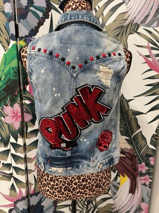 Chaleco vaquero punk desgastado