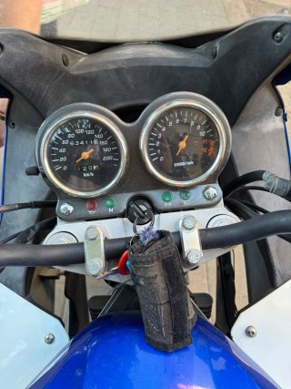 Suzuki GS 500 F Azul y Blanca