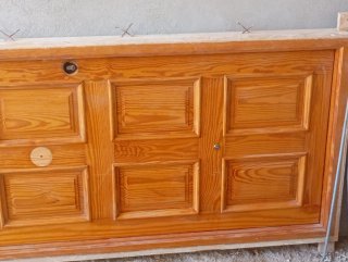 Puerta de madera maciza