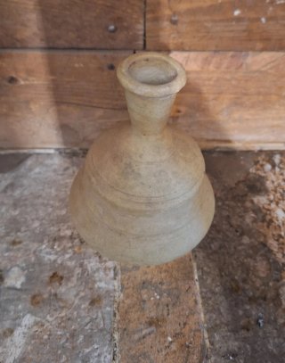 Ánfora de barro antigua