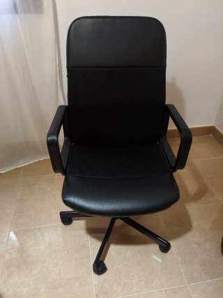 Silla de escritorio giratoria negra