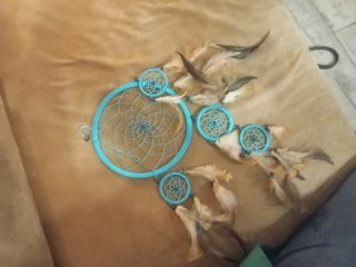 Atrapasueños azul con plumas