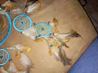 Atrapasueños azul con plumas
