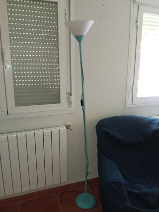 Lámpara de pie azul y blanca