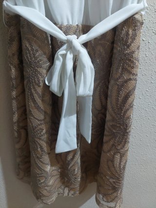 Vestido de fiesta blanco y dorado