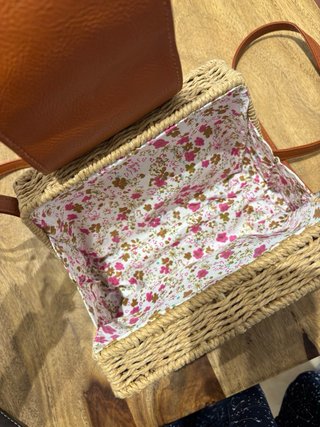 Bolso de paja con abalorios