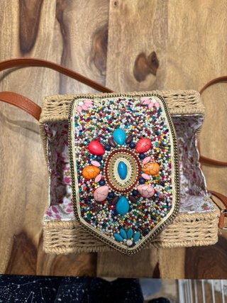 Bolso de paja con abalorios