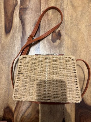 Bolso de paja con abalorios