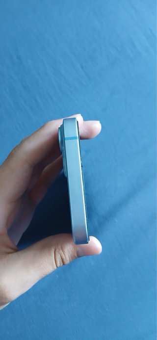 iPhone 14 Blu con schermo rotto
