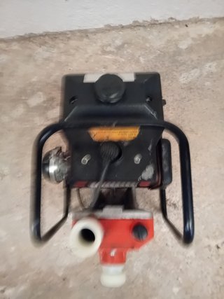 Bomba de agua motorizada roja