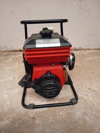 Bomba de agua motorizada roja