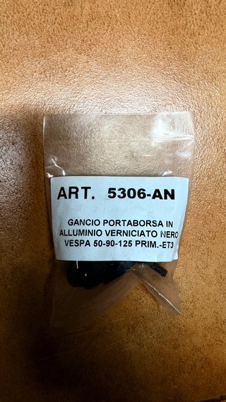 Gancho Portabolsas Vespa nuevo sin abrir.