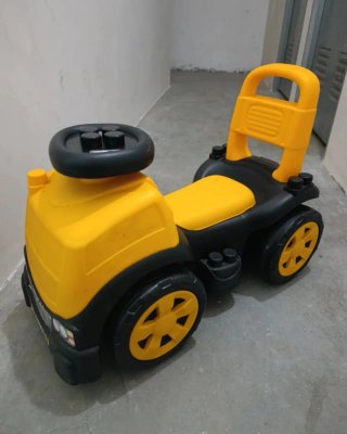 Correpasillos amarillo y negro