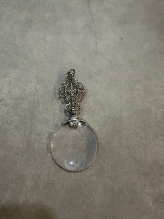 Lupa de Plata con Flor de Lis