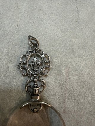 Lupa de Plata con Flor de Lis