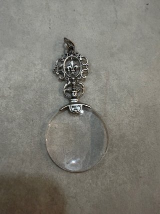 Lupa de Plata con Flor de Lis