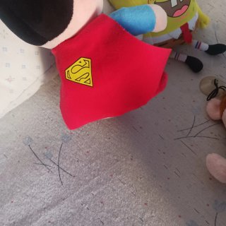 Lote de 3 peluches: Superman, Bob Esponja y Mono