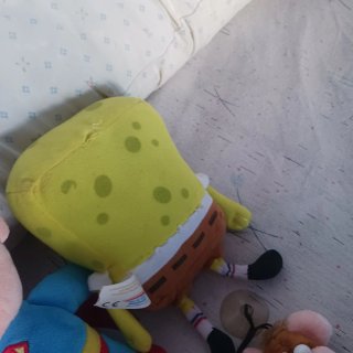 Lote de 3 peluches: Superman, Bob Esponja y Mono
