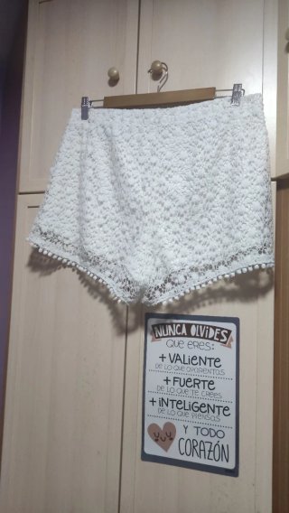 Pantalón corto blanco encaje