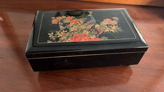 Joyero vintage musical de pavos reales y flores