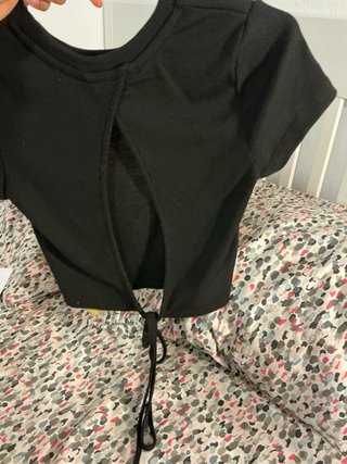 Camiseta negra con nudo frontal