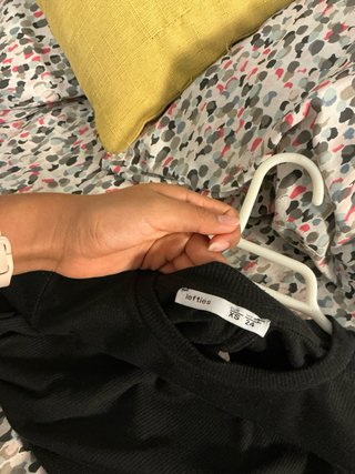 Camiseta negra con nudo frontal