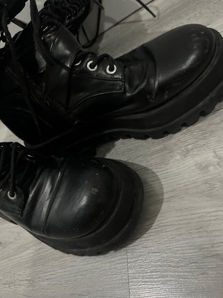 Botas altas negras con cordones y hebillas