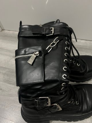 Botas altas negras con cordones y hebillas