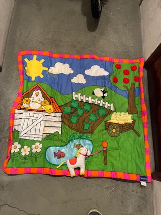 Alfombra infantil de granja con texturas