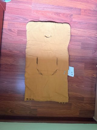 Saco capazo bebé mostaza y blanco