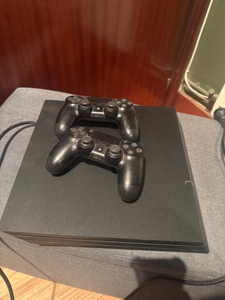 PS4 Pro con 2 mandos