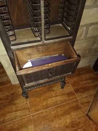 Mueble Antiguo para CDs