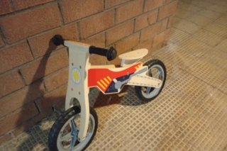 Bicicletta senza pedali in legno