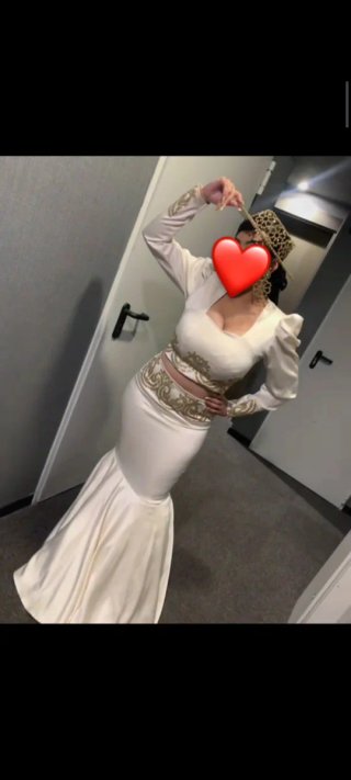 Vestido y sombrero dorado y blanco