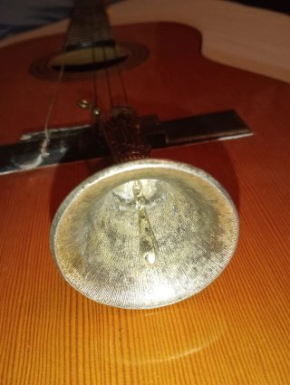 Campanilla vintage de latón con figura