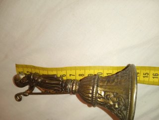 Campanilla vintage de latón con figura