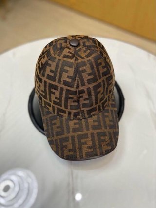 Gorras Fendi, Burberry, Louis Vuitton y Gucci