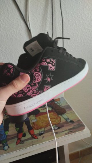 DC Shoes Zapatillas Negras con Estampado Rosa