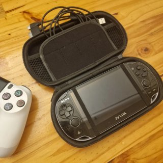 PS Vita + tarjeta + Funda + Adaptador SD2Vita