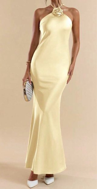 Vestido de fiesta amarillo con flor