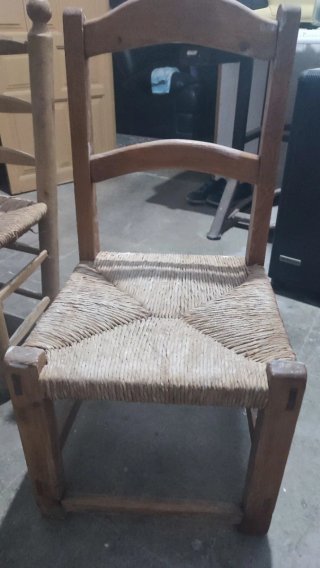 Silla de madera con asiento de ratán