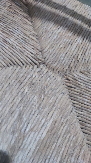 Silla de madera con asiento de ratán