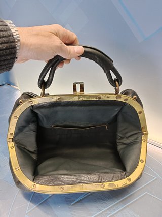 Bolso de mano, maletín, bolso de médico. Negro y metal dorado. Vintage.