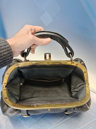 Bolso de mano, maletín, bolso de médico. Negro y metal dorado. Vintage.