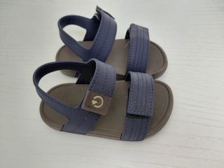 Sandalias para niño azul.