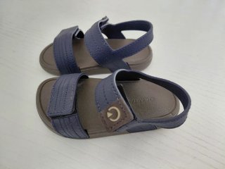 Sandalias para niño azul.
