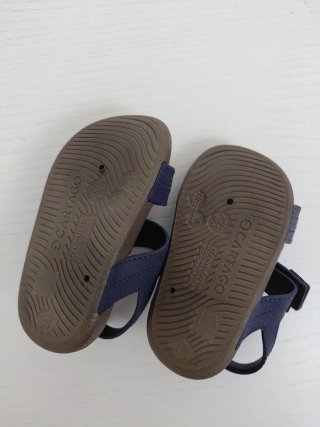 Sandalias para niño azul.