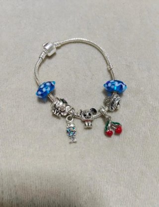 Pulsera plateada con charms