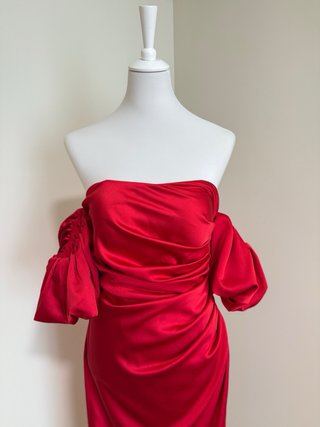Vestido satén rojo drapeado con mangas abollonadas