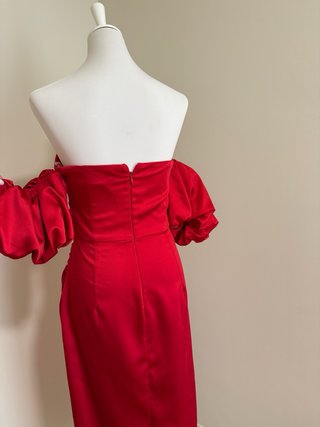 Vestido satén rojo drapeado con mangas abollonadas
